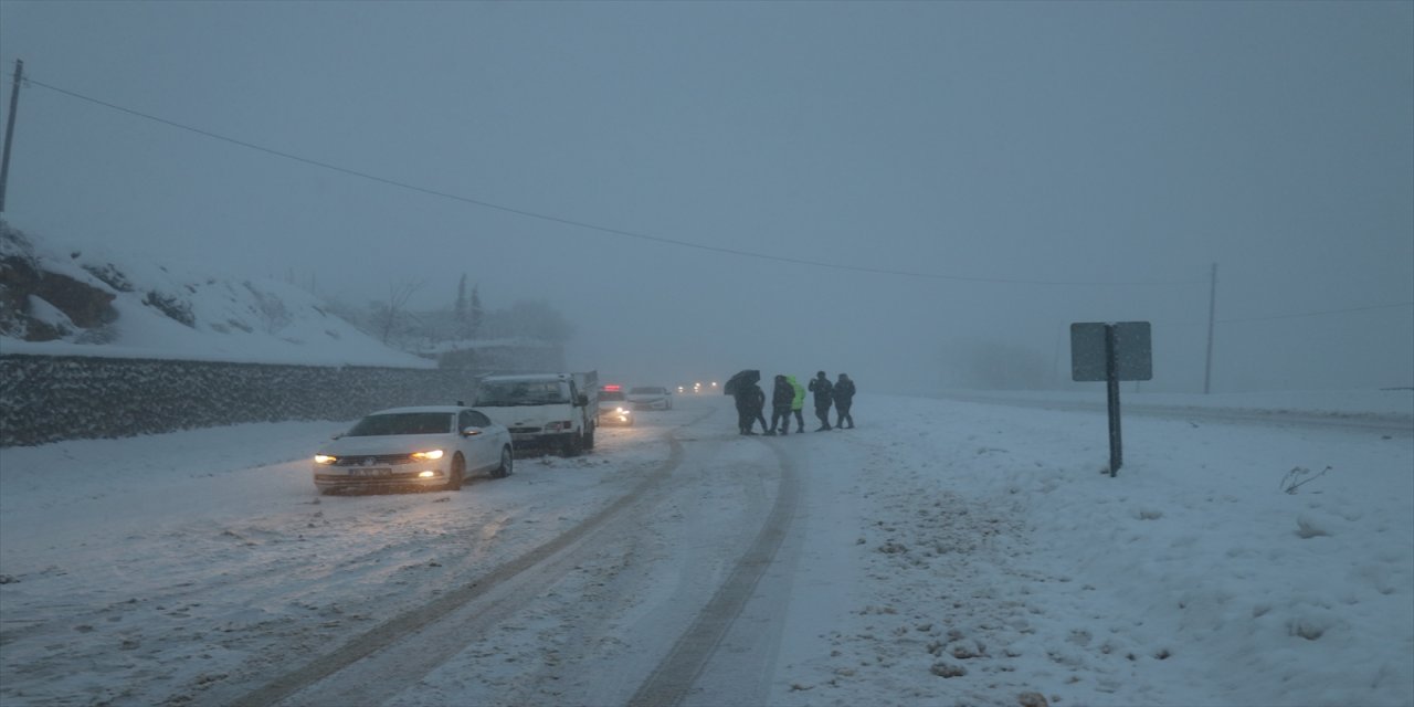 Hatay'da kar yağışı nedeniyle 20 mahallenin yolu ulaşıma kapandı