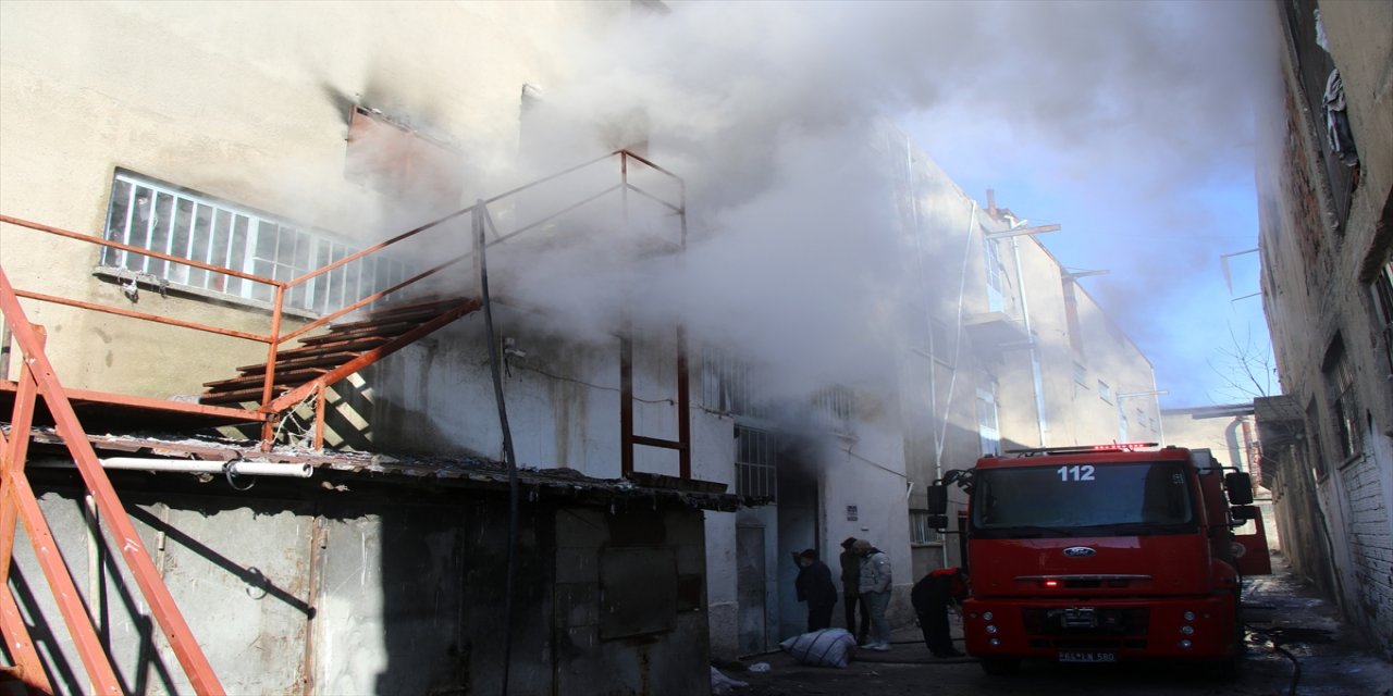Uşak'ta tekstil fabrikasında çıkan yangın hasara neden oldu