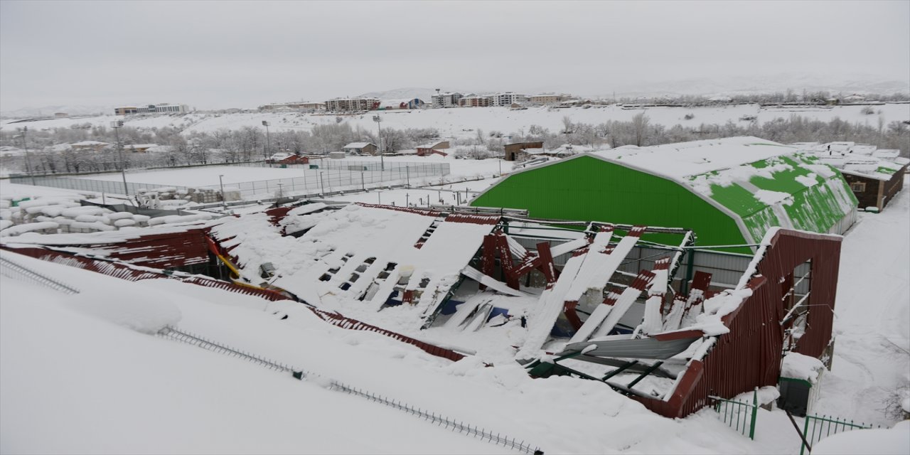 Bingöl'de biriken kar nedeniyle yüzme havuzunun çatısı çöktü