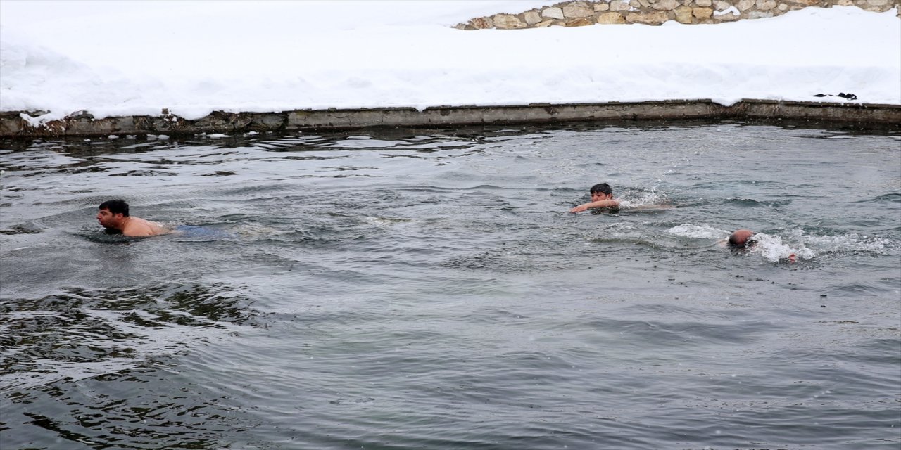 Bitlis'te dondurucu soğukta yüzme etkinliği