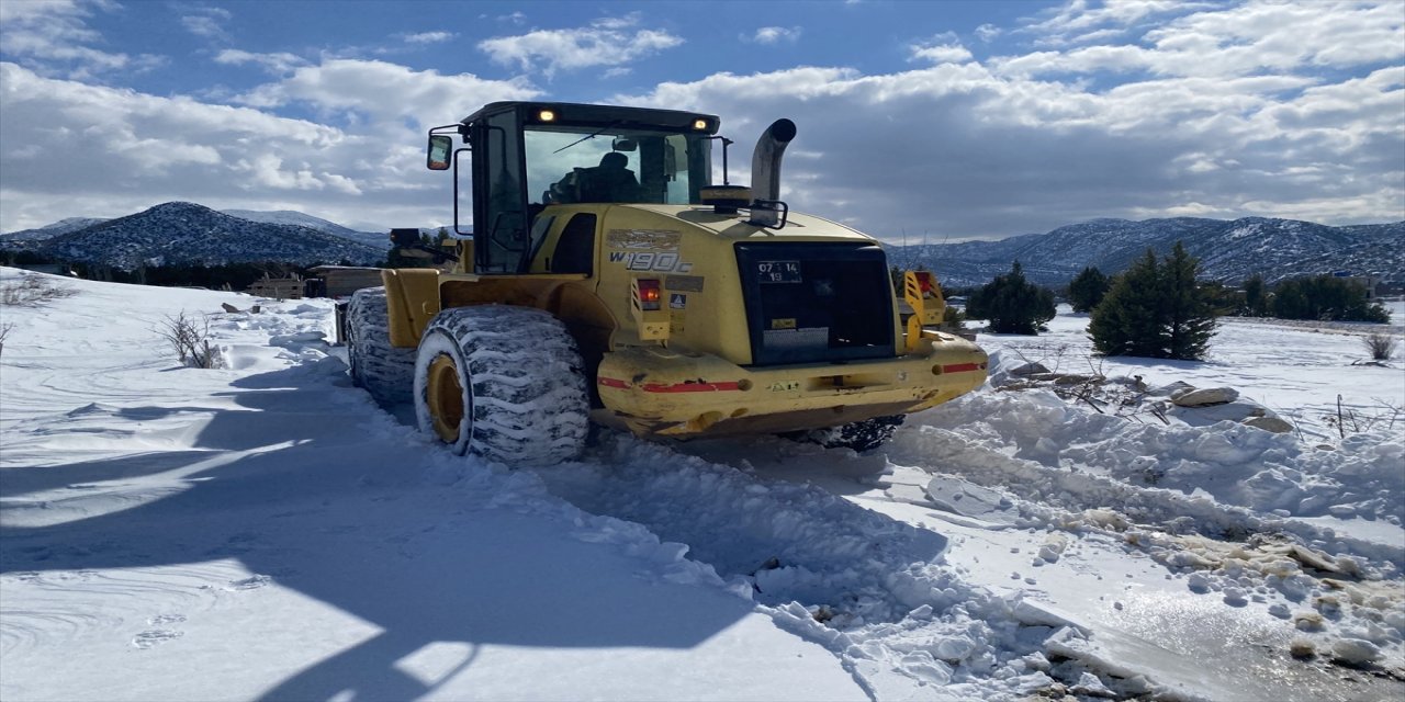 Antalya'nın bazı ilçelerinde karla mücadele çalışması sürüyor