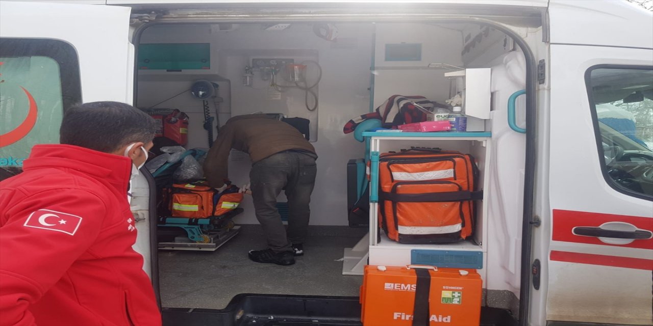 Siirt'te köyde rahatsızlanan iki hastaya ekipler 3,5 saatlik çalışma sonunda ulaştı