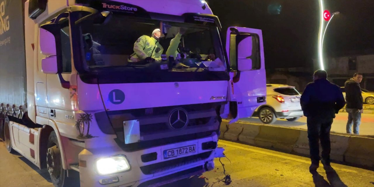 Edirne'de 3 aracın karıştığı kazada 2 kişi yaralandı