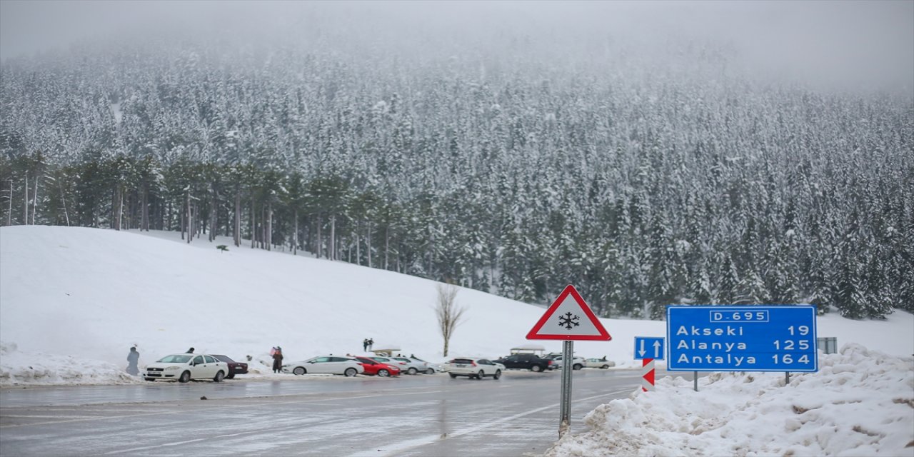 Akseki'de vatandaşlar leğenlerle kayarak kar keyfi yaptı