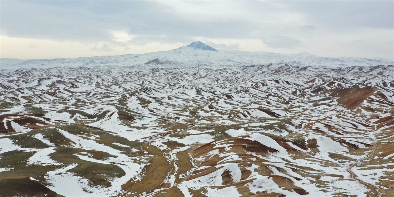 Iğdır'daki yer yer karla kaplı Gökkuşağı Tepeleri renk paletini andırıyor