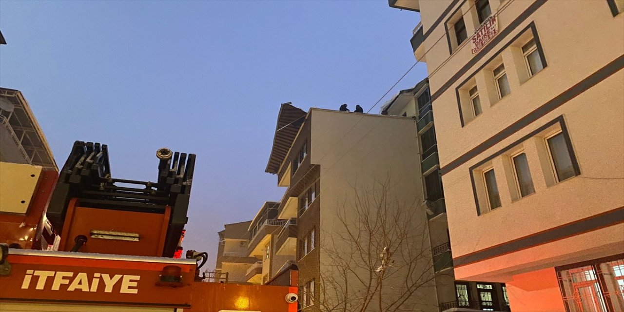 Malatya'da kar nedeniyle apartmanın teras katının ahşap çatısı çöktü