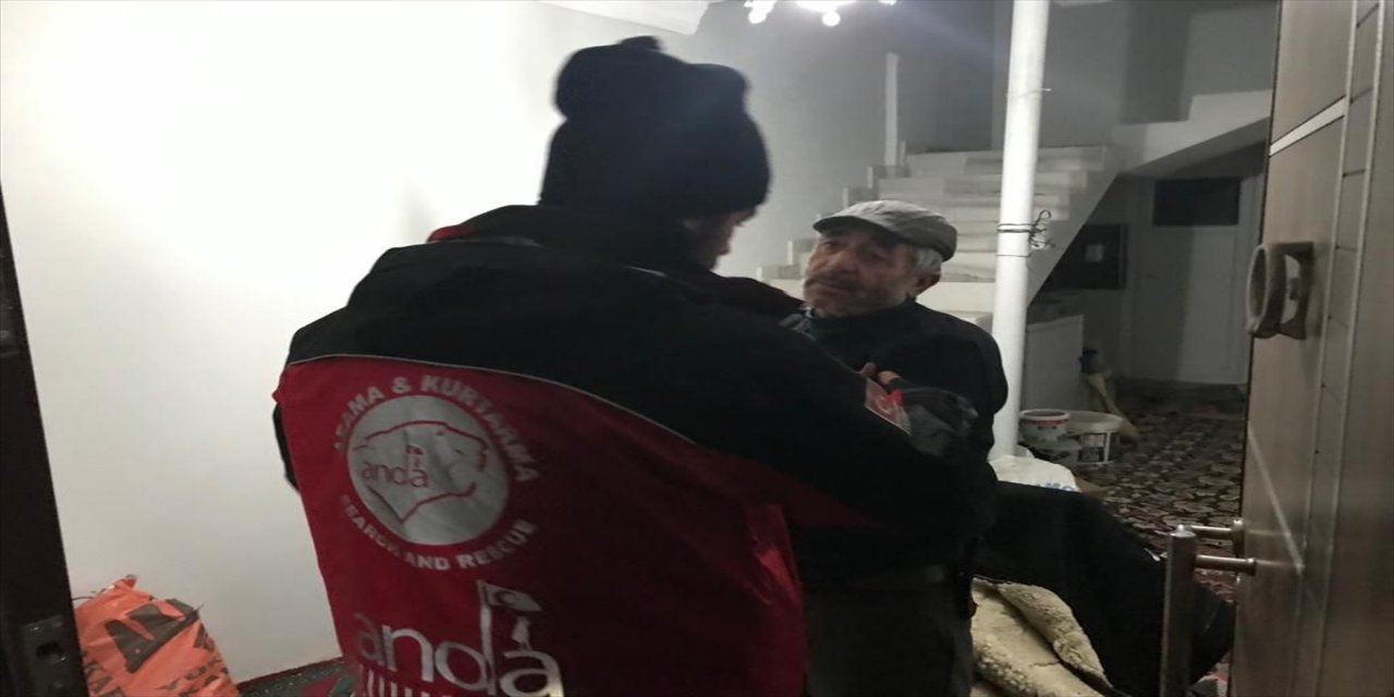 Sivas'ta yolu kardan kapanan köydeki hasta için seferber olundu