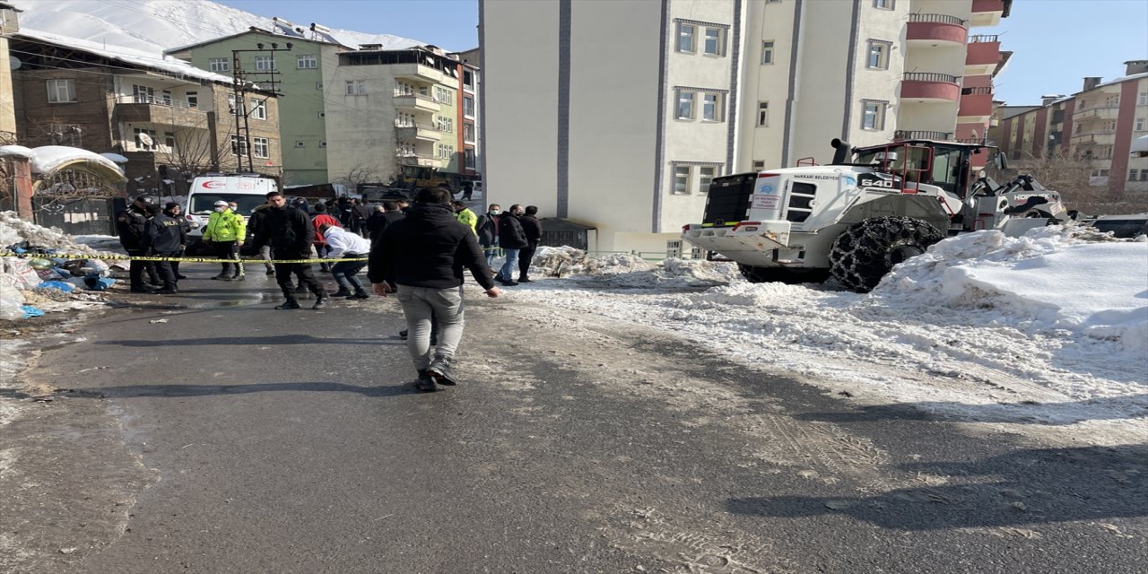Hakkari'de iş makinesinin çarptığı sağlık personeli yaşamını yitirdi