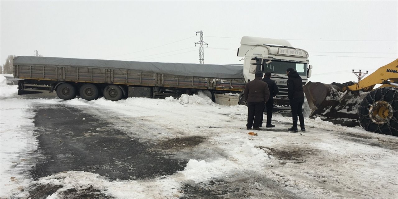 Bingöl'de kar nedeniyle kayan tır ulaşımı aksattı