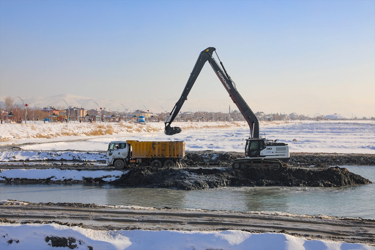 Van Gölü'nde dip çamuru temizliği yapıldı kötü koku azaldı