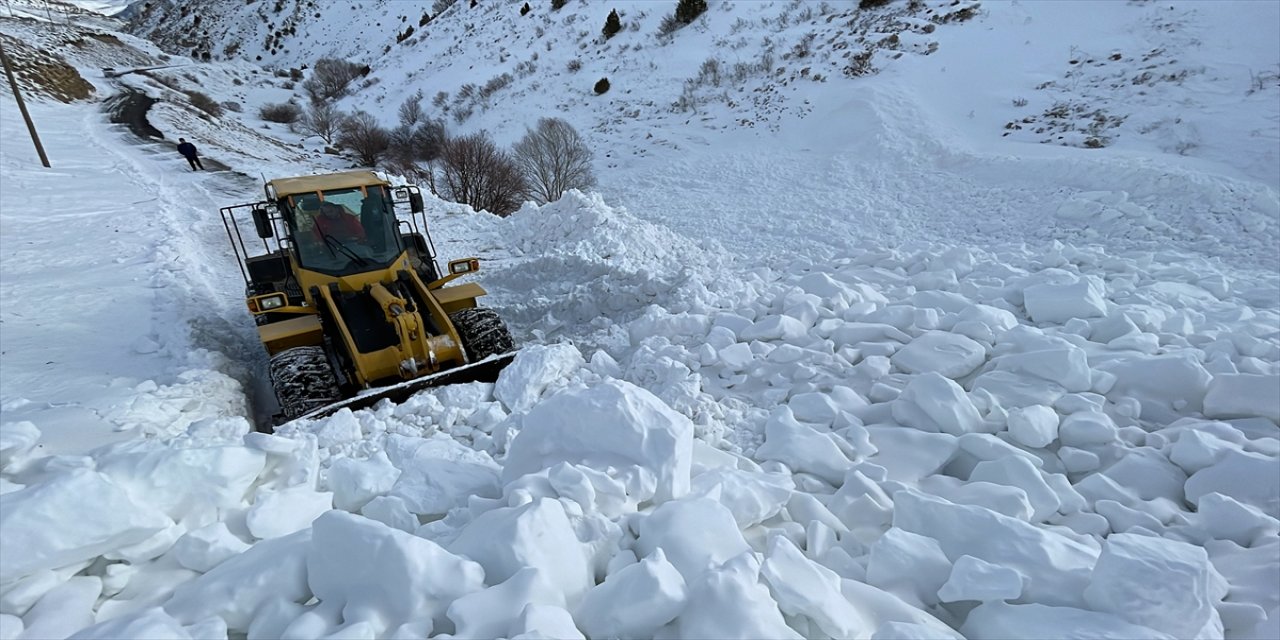 Bayburt'ta çığdan kapanan köy yollarında çalışmalar sürüyor