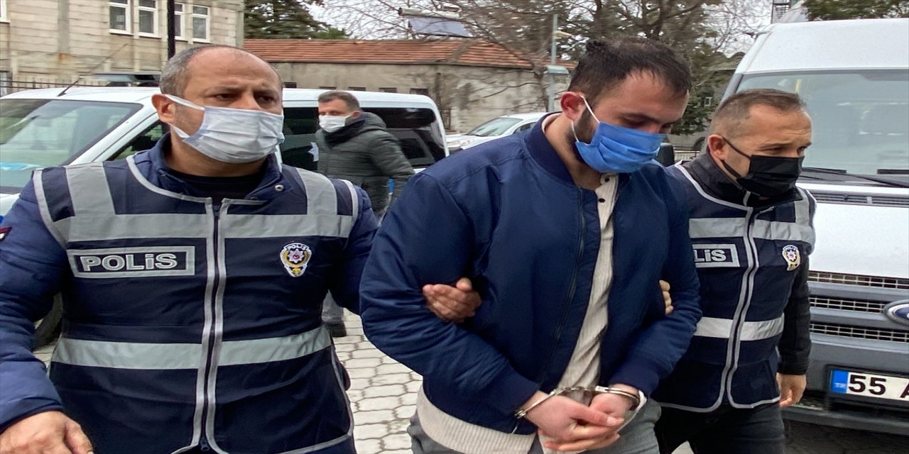 Samsun'da Atatürk Anıtı'na halat bağlayan iki zanlı adliyede