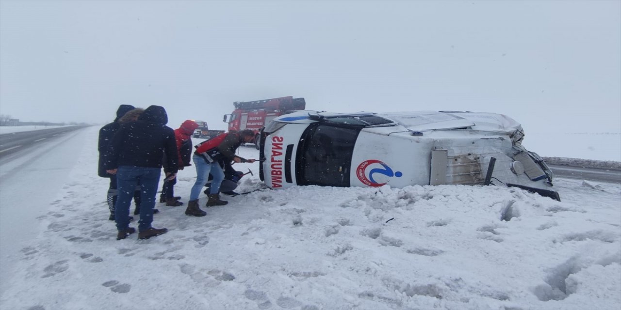 Kırşehir'de devrilen ambulanstaki sağlık görevlisi yaralandı
