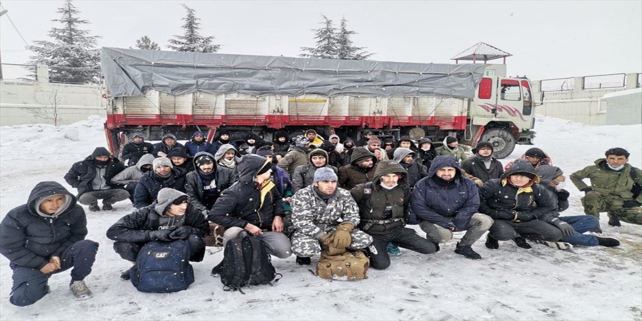 Van'da kamyon kasasında 62 düzensiz göçmen yakalandı