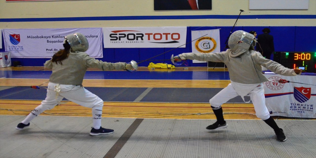 Antalya'daki 10, 12 ve 14 Yaş Altı Kılıç Türkiye Şampiyonası sona erdi