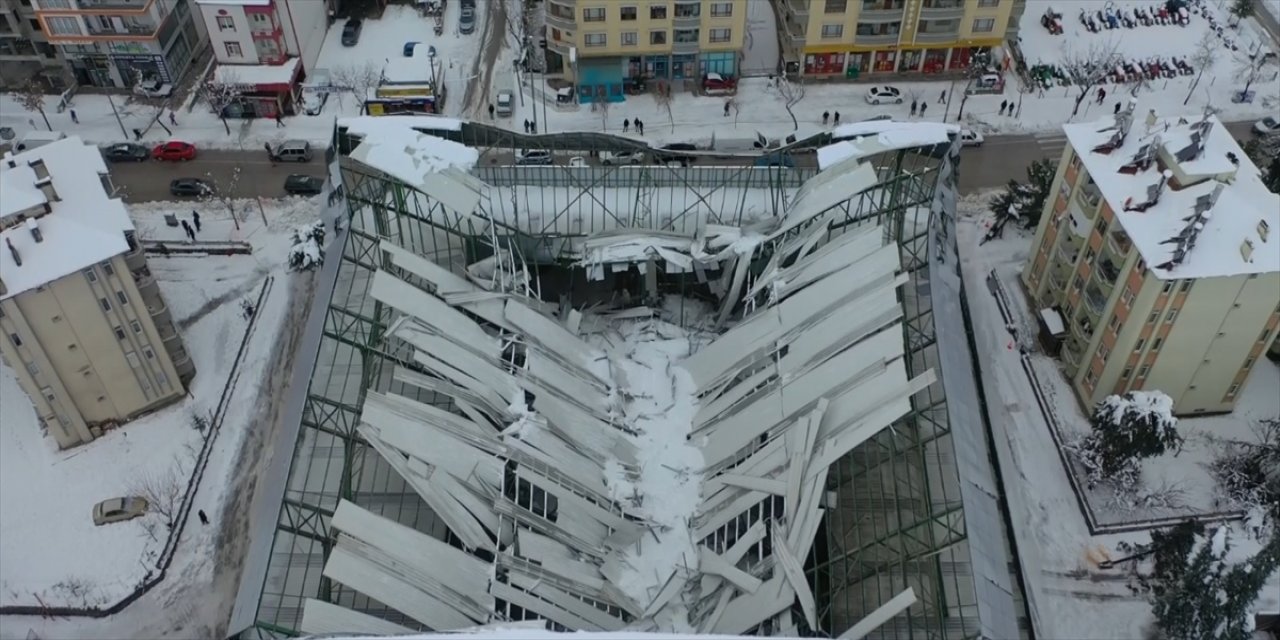 Isparta'da kar nedeniyle çatısı çöken pazarda onarım başladı