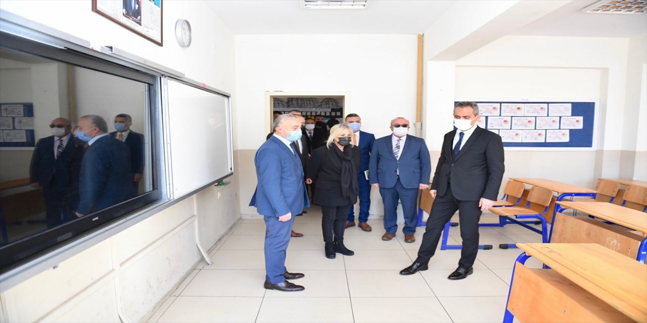 Bakan Özer, Zonguldak'taki okullarda incelemelerde bulundu