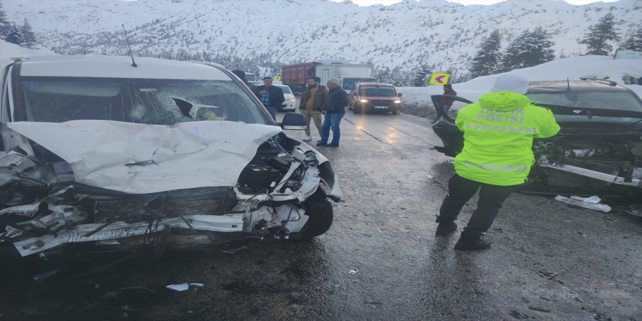 Konya'da trafik kazasında 4 kişi yaralandı