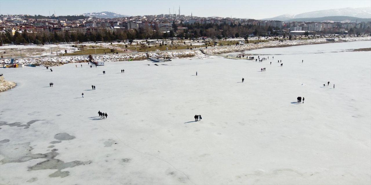 Donan Beyşehir Gölü'nün buzla kaplı yüzeyinde yürüyenlere "tehlike" uyarısı