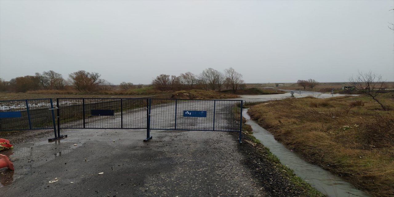 Tekirdağ'da sel sularına kapılan otomobilin sürücüsü hastaneye kaldırıldı