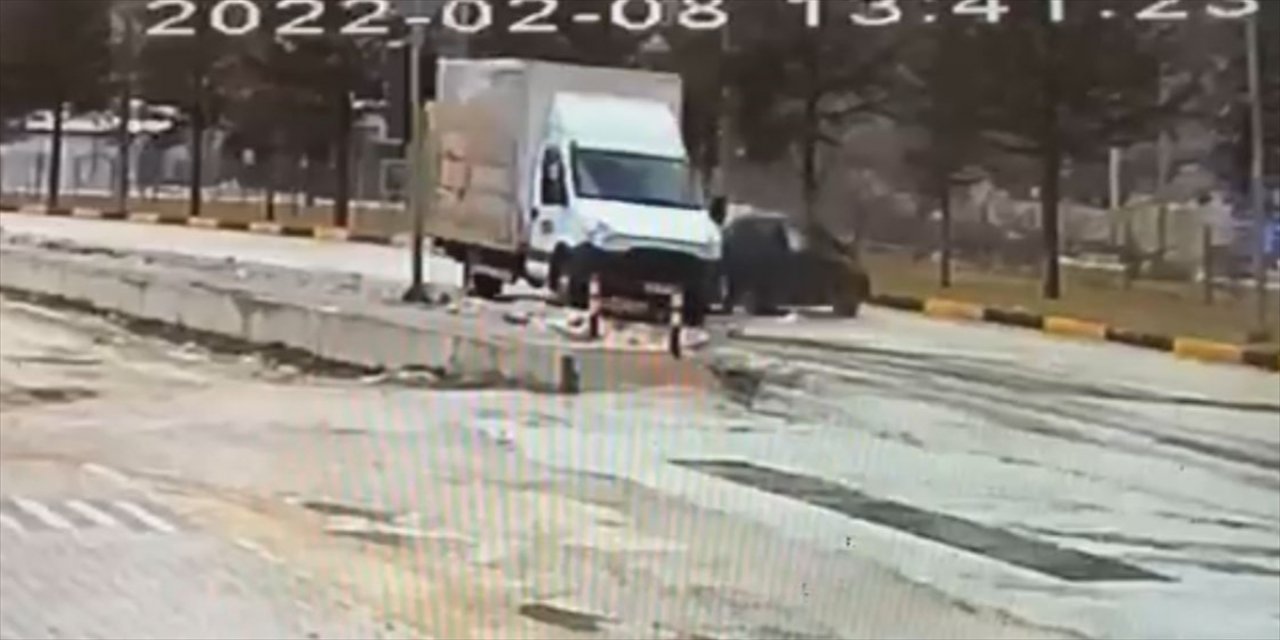 Otomobil kırmızı ışıkta bekleyen kamyonete çarptı, 3 kişi yaralandı