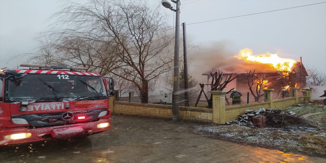Uşak'ta yangın çıkan ahşap ev kullanılamaz hale geldi