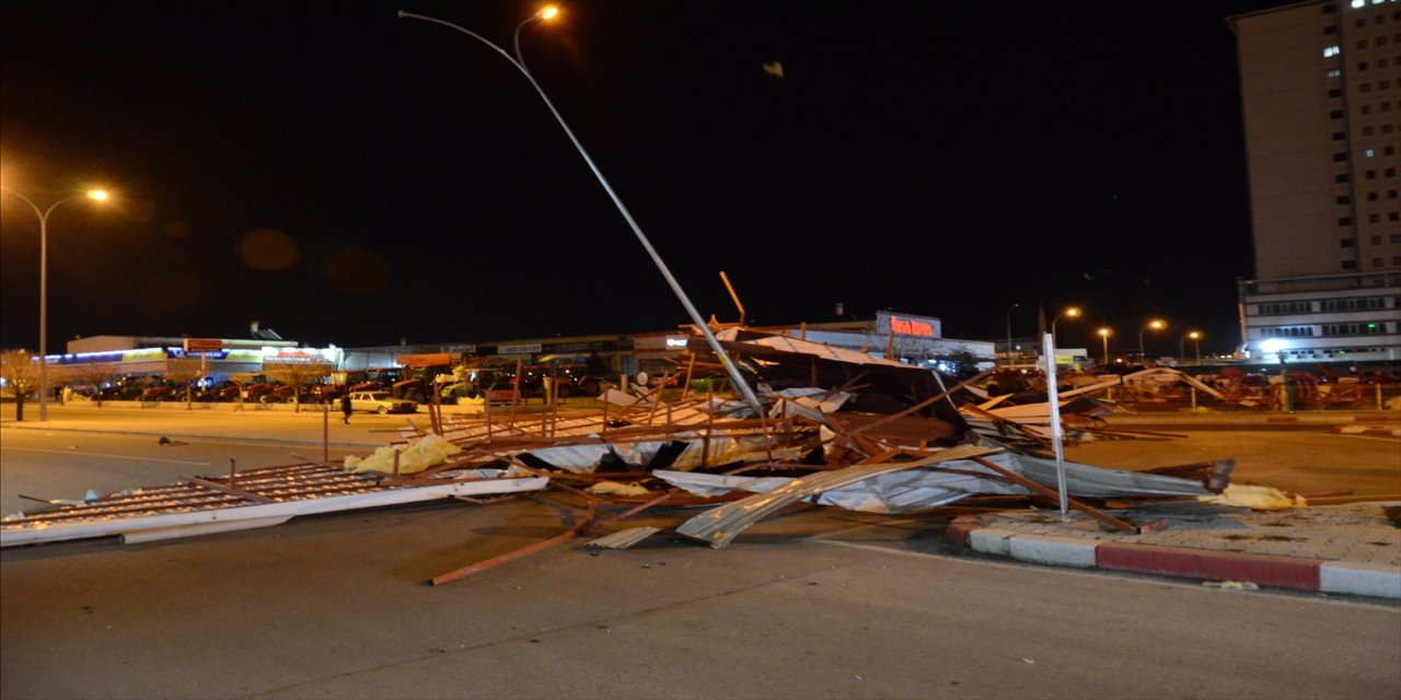Karaman'da öğrenci yurdunun çatısı uçtu