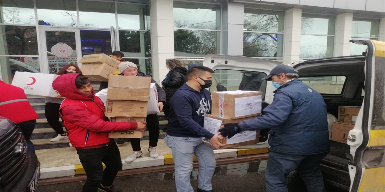 Zonguldak'taki gençlerden savaş mağduru mültecilere giysi yardımı