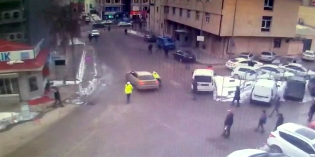 Hacizli aracı durdurmak isteyen polis memuru sürüklenerek yaralandı