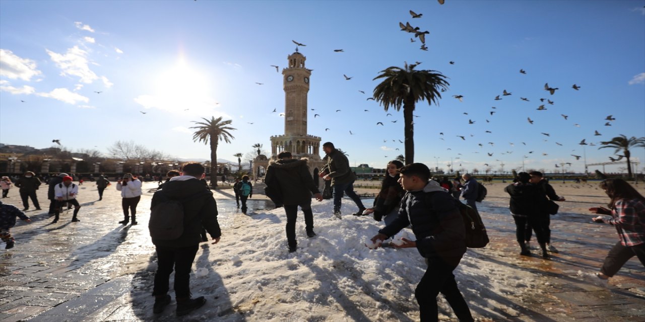 İzmirli çocuklar kamyonla getirilen karla eğlendi