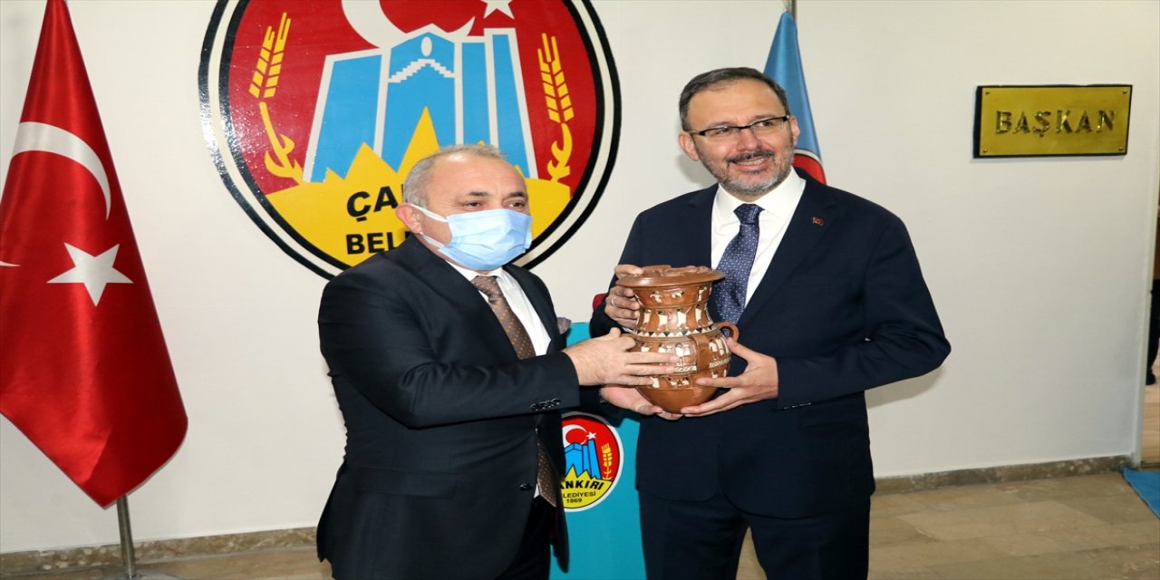 Gençlik ve Spor Bakanı Kasapoğlu, Çankırı'da gençlerle bir araya geldi