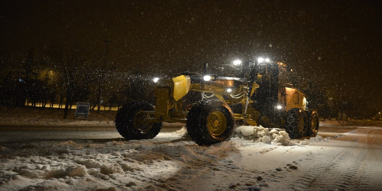 Isparta'da karla mücadele sürüyor