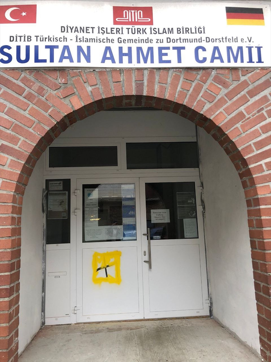 Almanya'nın Dortmund kentinde cami kapısına gamalı haç çizildi