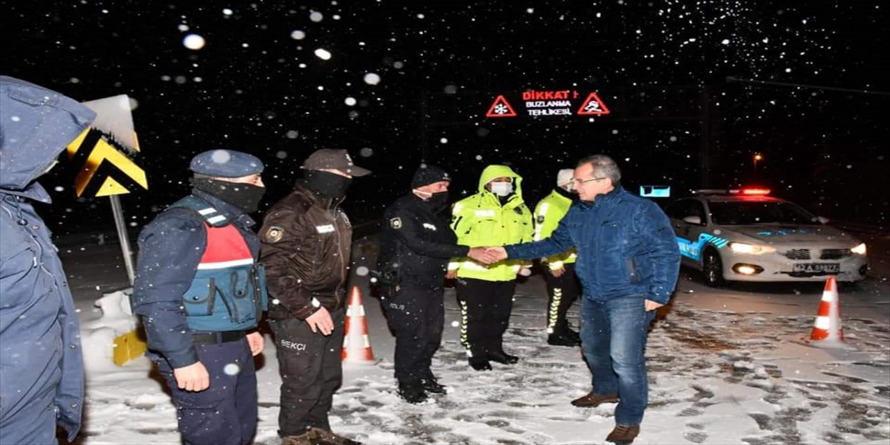 Seydişehir-Antalya kara yolunda mahsur kalanlara kumanya dağıtıldı