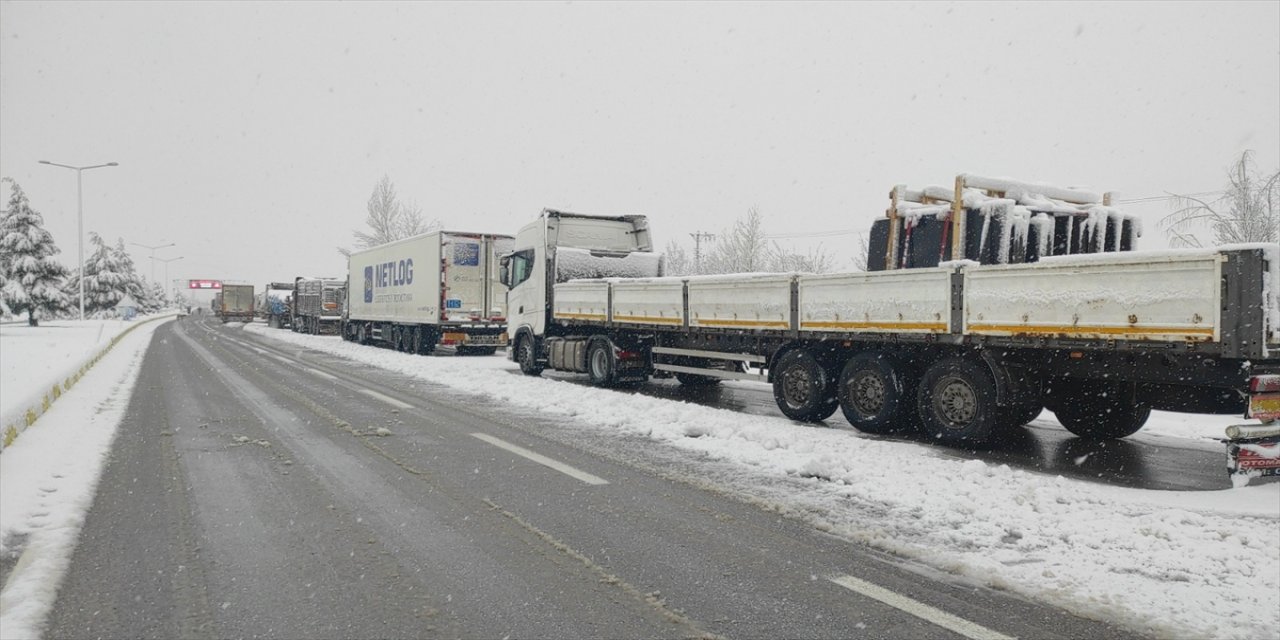 Konya'yı çevre illere bağlayan bazı kara yolları ulaşıma açıldı