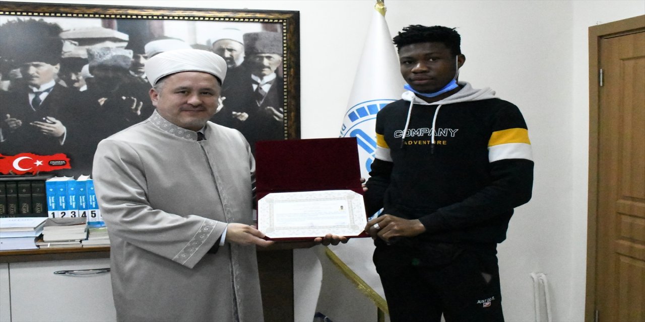 Müslüman arkadaşlarının arasındaki samimiyetten etkilenerek İslamiyet'i seçti