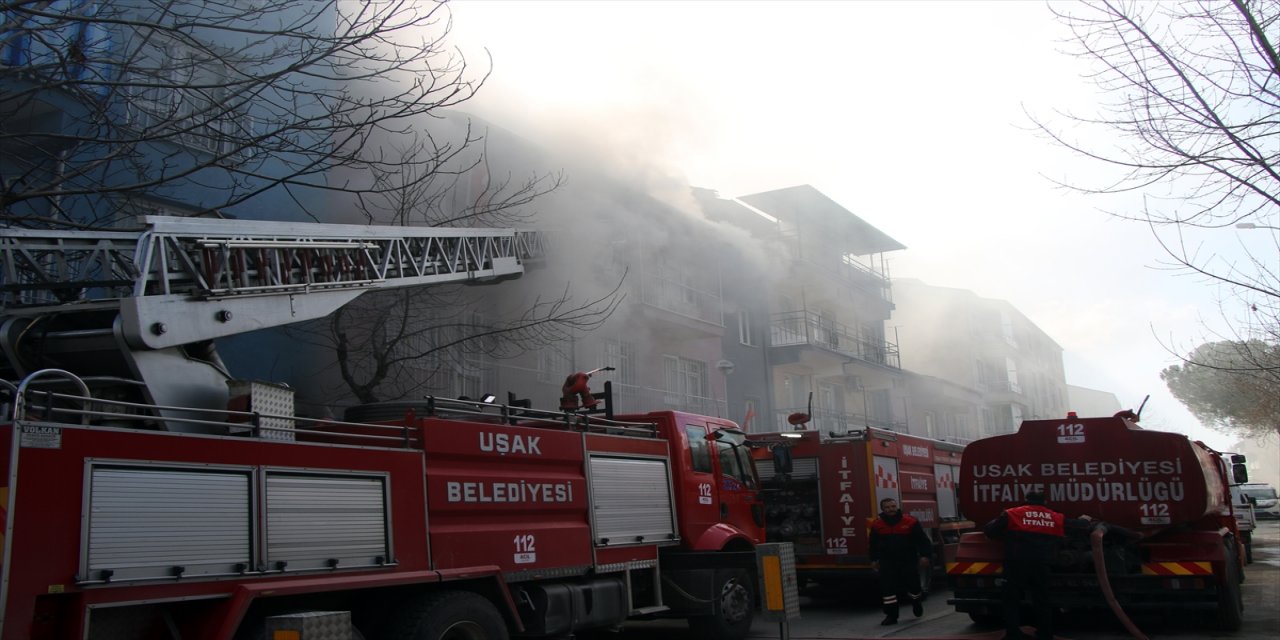 Yangında evde mahsur kalan anne ve kızını itfaiye kurtardı