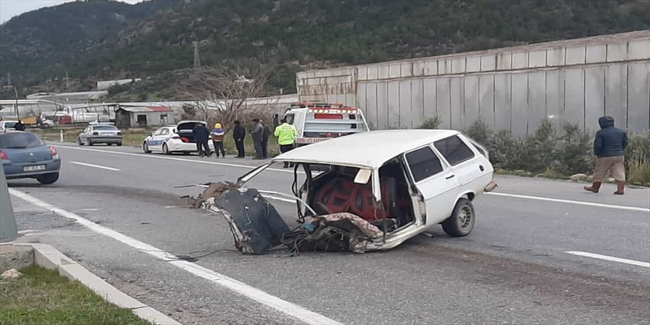 Mersin'de iki otomobilin çarpıştığı kazada 2 kişi yaralandı