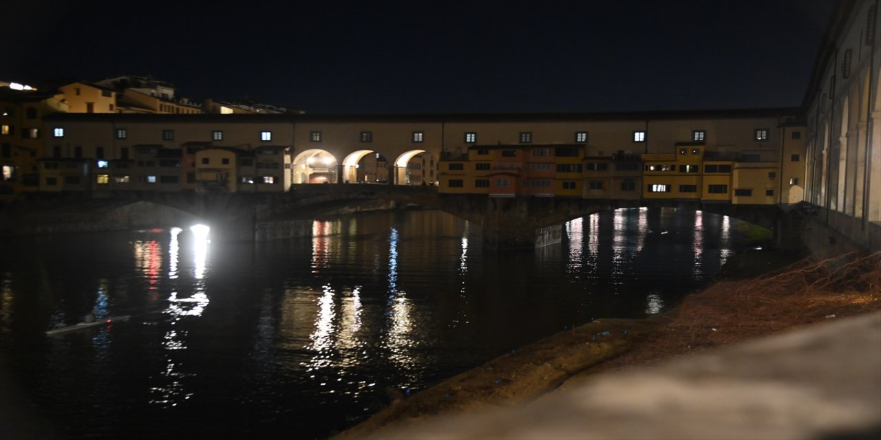 İtalya'da belediyeler, enerji faturalarını protesto için anıtların ışıklarını kapattı
