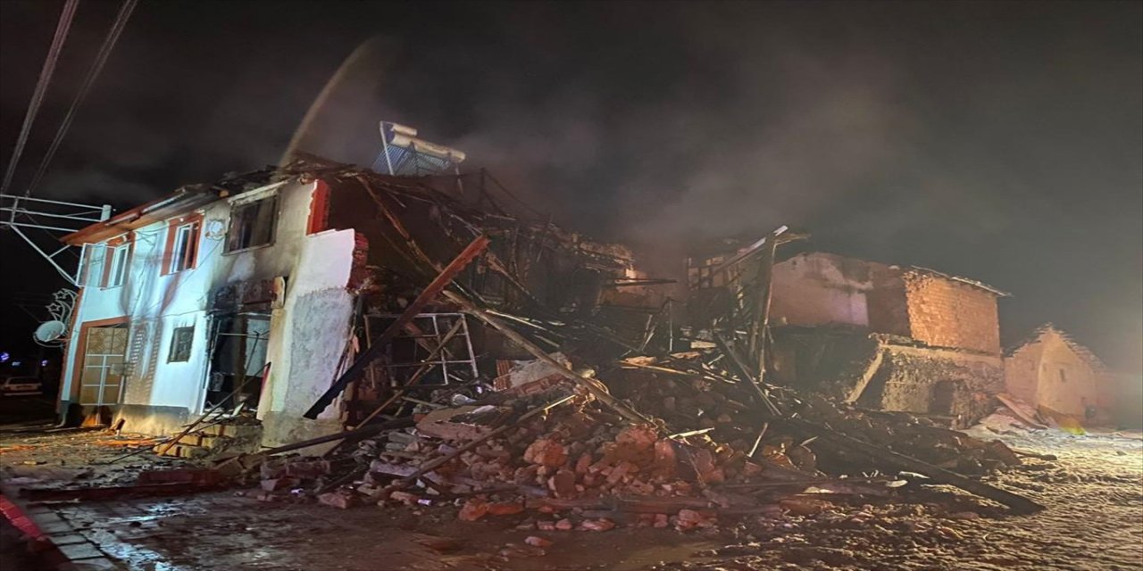 Afyonkarahisar'da ahşap evde çıkan yangın hasara neden oldu