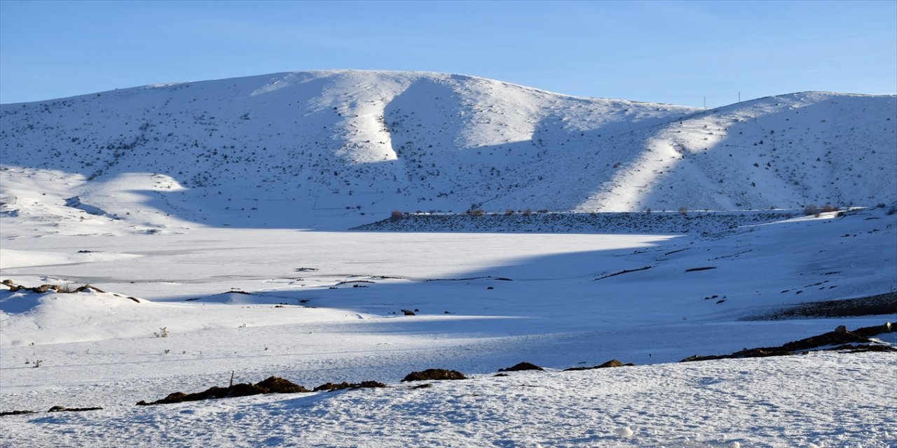 Zirvesi karla kaplı Yıldız Dağı'nda sis oluştu