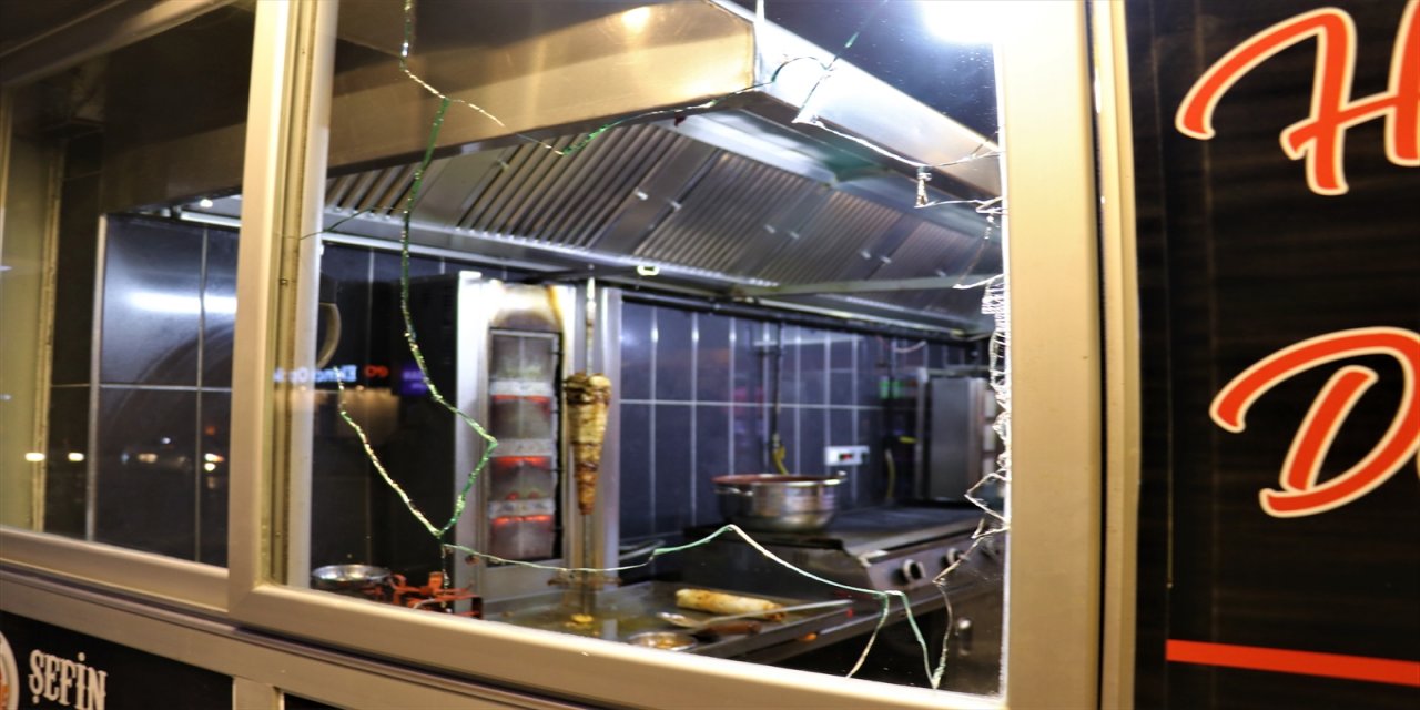 Burdur'da bir kişinin döner yediği iş yerinin camını kırması nedeniyle 2 çalışan yaralandı