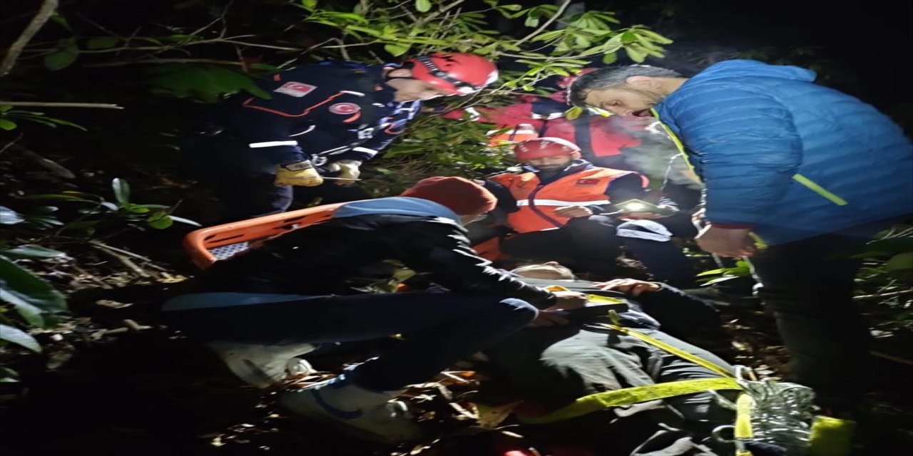 Rize'de ineği için indiği uçurumda rahatsızlanan kişi kurtarıldı