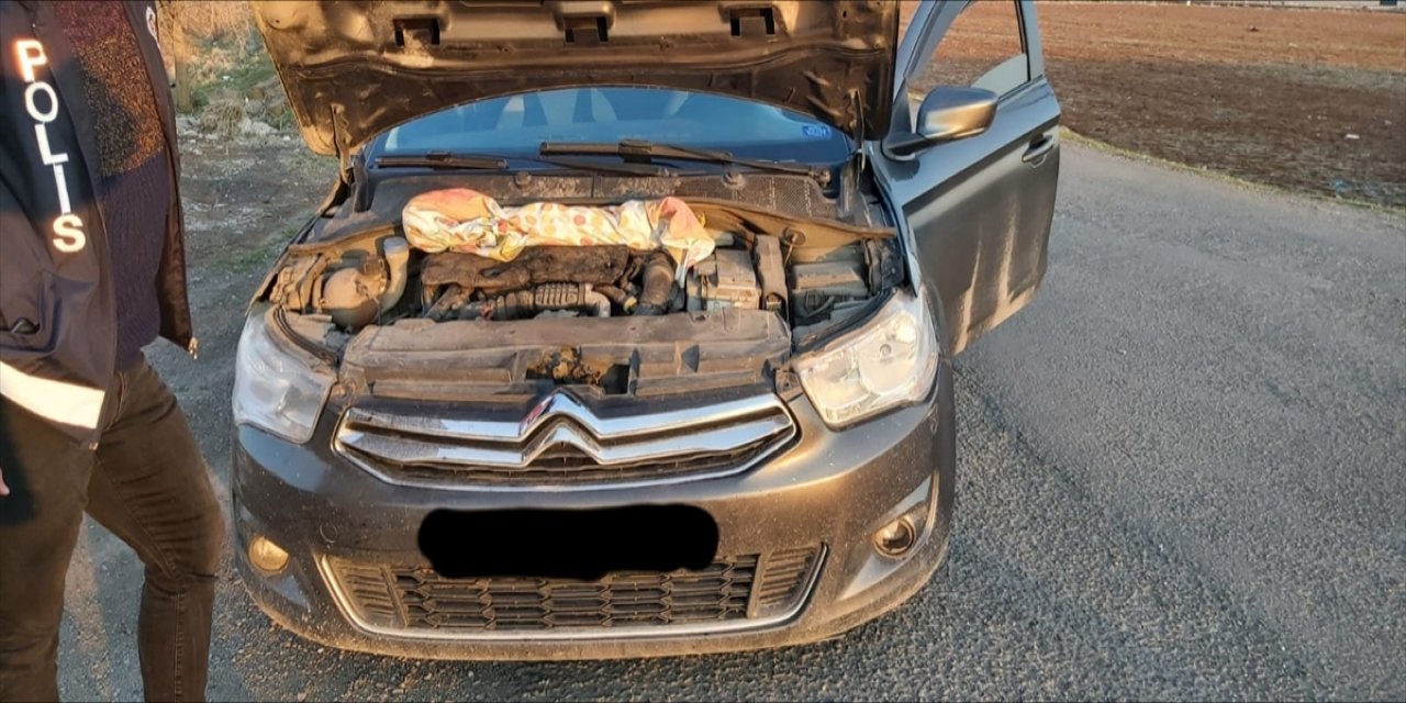 Diyarbakır'da otomobilin kaputunda uzun namlulu tüfek ele geçirildi