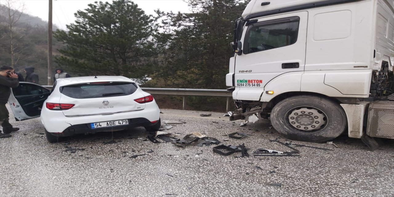 Düzce'de kamyon ile otomobilin çarpıştığı kazada 4 kişi yaralandı