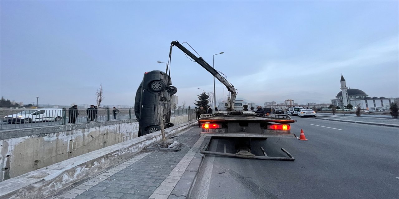 Kayseri'de otomobil kanala uçtu, 2 kişi yaralandı