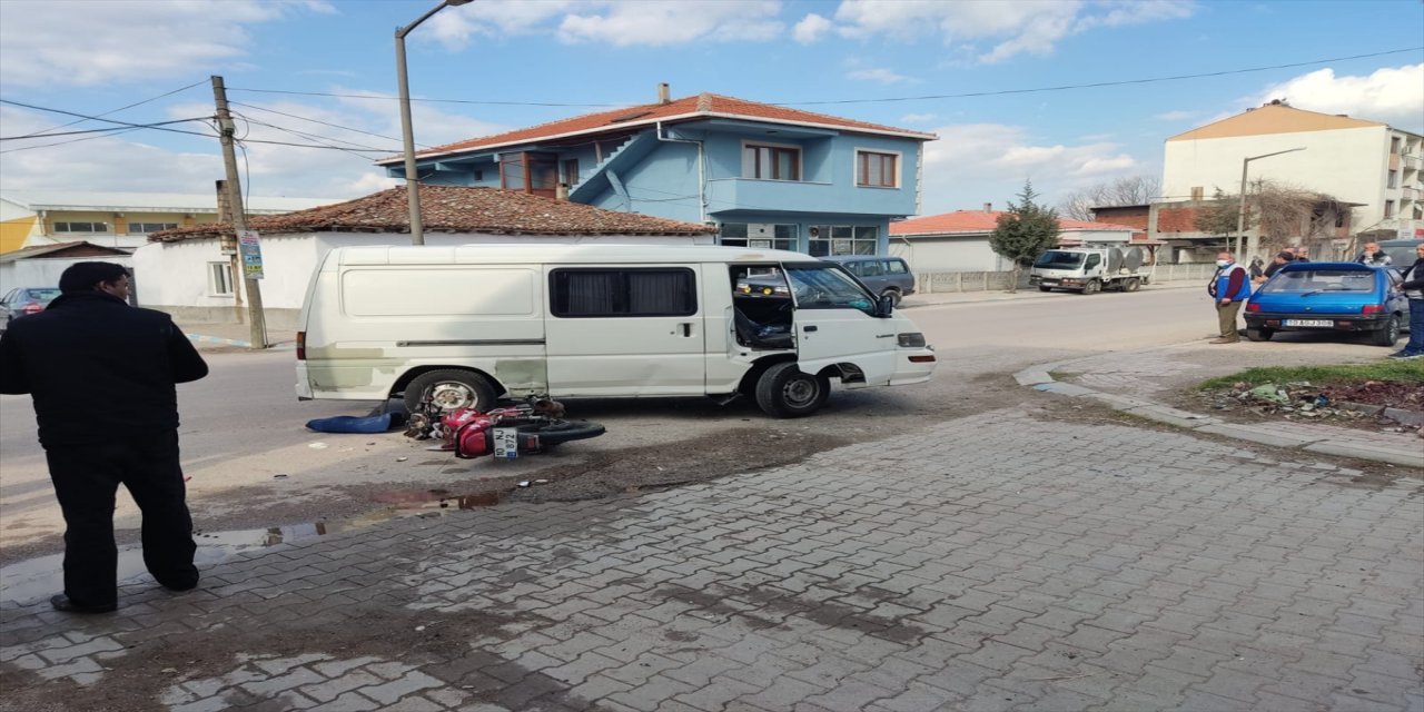Balıkesir'de hafif ticari araçla çarpışan motosikletin sürücüsü ağır yaralandı