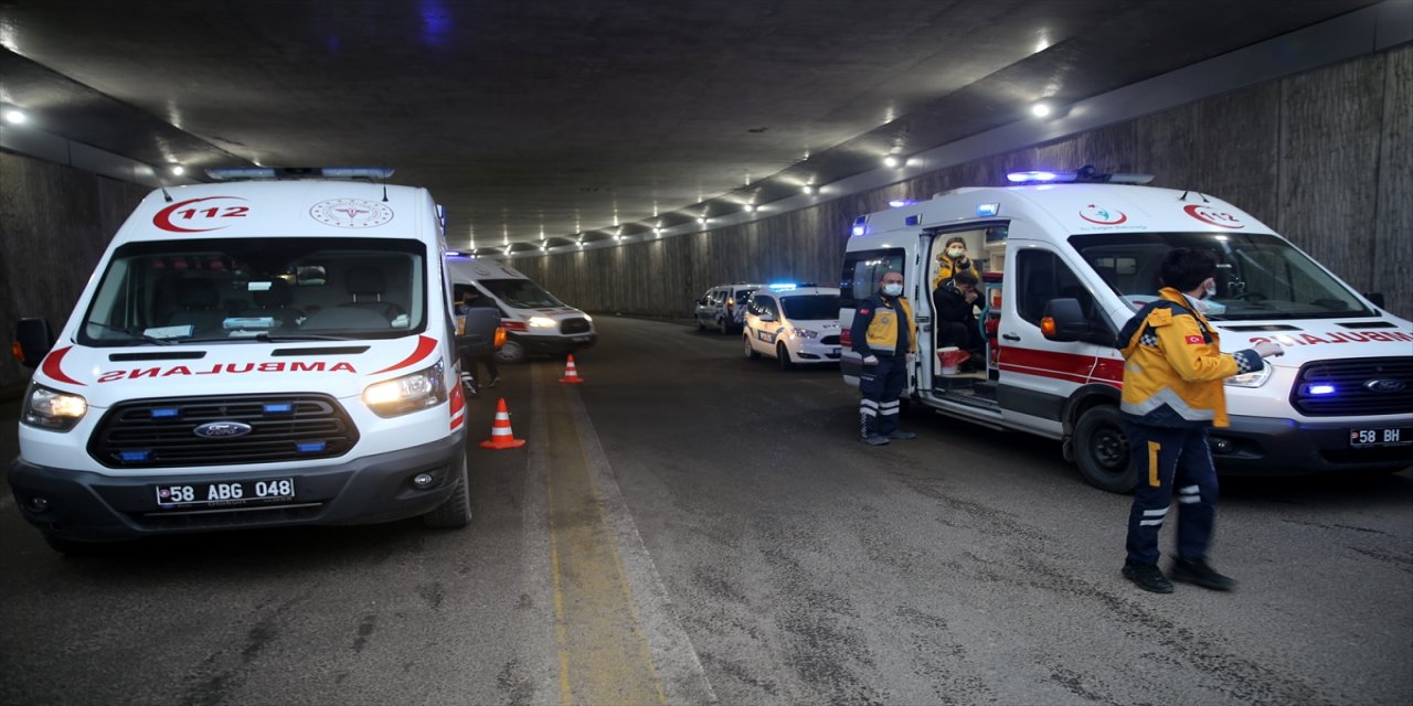 Sivas'ta işçi servisi ile otomobilin çarpışması sonucu 12 kişi yaralandı