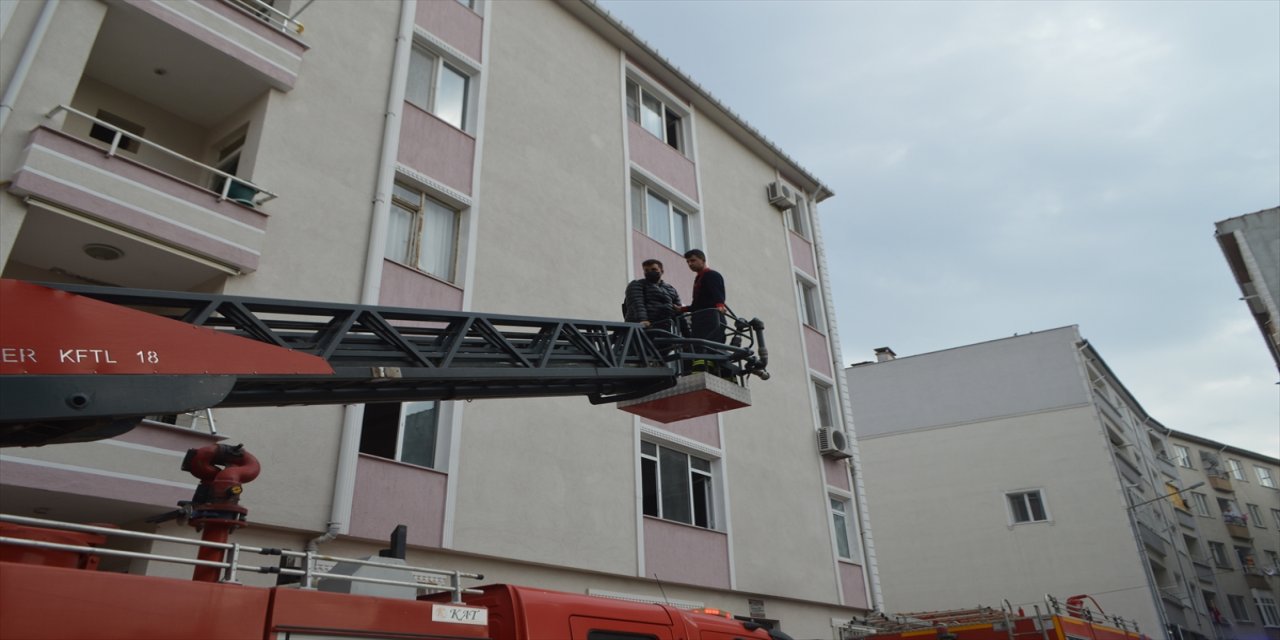 Kırklareli'nde apartmandaki yangında mahsur kalan 7 kişiyi itfaiye kurtardı