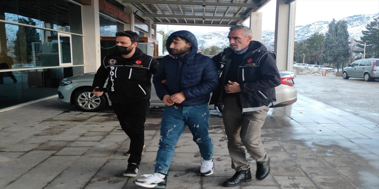 Konya'da uyuşturucu ticareti yaptıkları belirlenen 2 kişi tutuklandı